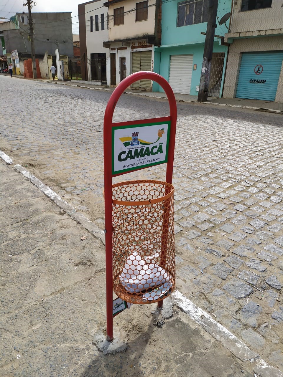 Camacã: Novas lixeiras estão sendo colocadas na cidade
